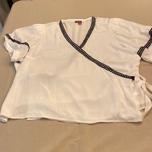 Vince Camuto 3x gauzy, lined wrap top with black trim